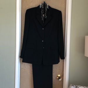 Women’s pant suit black